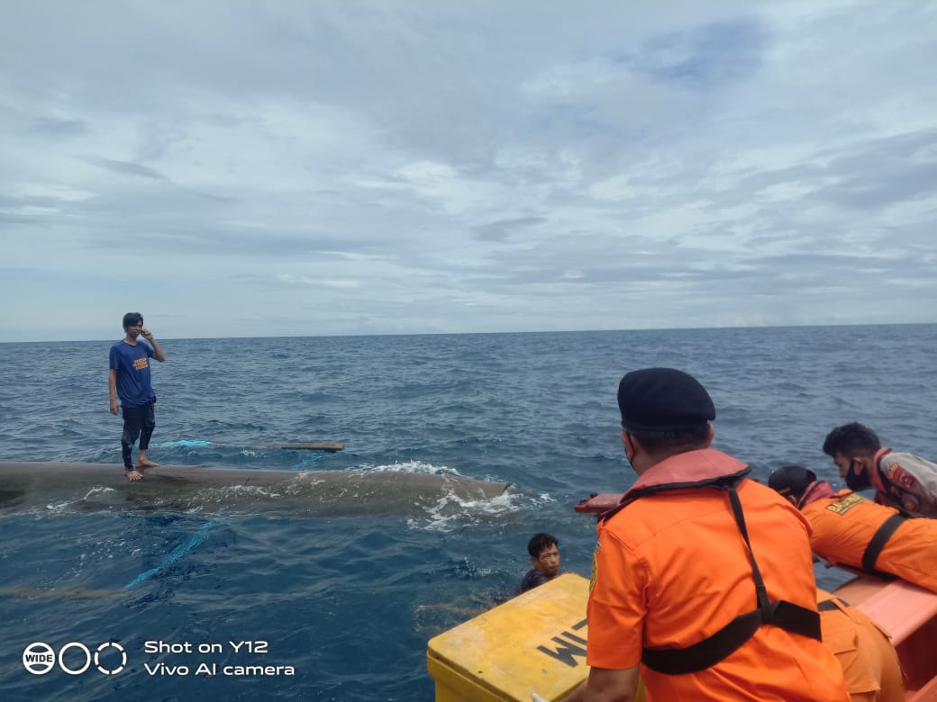 Upaya penyelamatan korban kecelakaan kapal nelayan berupa perahu yang terbalik di Perairan Sipora Batu Tonggo, Mentawai oleh Tim SAR
